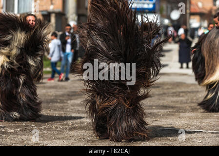 Eleshnitsa, Bulgarien - 28 April 2019: Derzeit von Nationalen Festival Ostern, stellt Traditionen des bulgarischen Kuker Spiele. Stockfoto