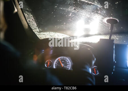Reise im Auto in der Nacht im Regen. Blick durch die Windschutzscheibe Stockfoto