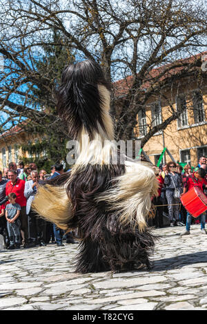 Eleshnitsa, Bulgarien - 28 April 2019: Derzeit von Nationalen Festival Ostern, stellt Traditionen des bulgarischen Kuker Spiele. Stockfoto