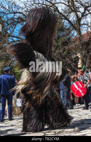 Eleshnitsa, Bulgarien - 28 April 2019: Derzeit von Nationalen Festival Ostern, stellt Traditionen des bulgarischen Kuker Spiele. Stockfoto