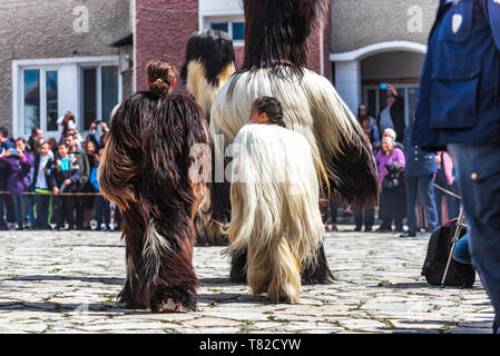 Eleshnitsa, Bulgarien - 28 April 2019: Derzeit von Nationalen Festival Ostern, stellt Traditionen des bulgarischen Kuker Spiele. Stockfoto