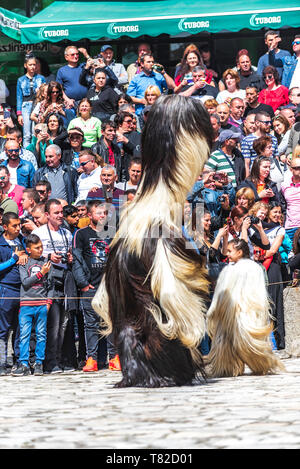 Eleshnitsa, Bulgarien - 28 April 2019: Derzeit von Nationalen Festival Ostern, stellt Traditionen des bulgarischen Kuker Spiele. Stockfoto