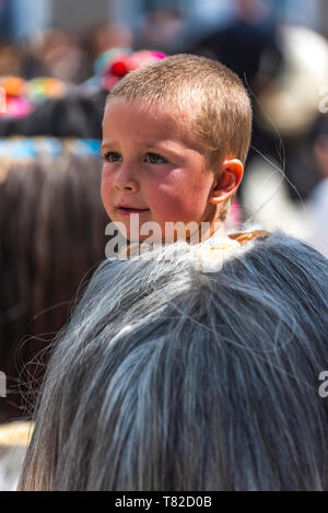 Eleshnitsa, Bulgarien - 28 April 2019: Derzeit von Nationalen Festival Ostern, stellt Traditionen des bulgarischen Kuker Spiele. Stockfoto