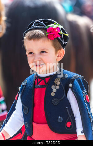 Eleshnitsa, Bulgarien - 28 April 2019: Derzeit von Nationalen Festival Ostern, stellt Traditionen des bulgarischen Kuker Spiele. Stockfoto