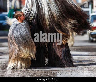 Eleshnitsa, Bulgarien - 28 April 2019: Derzeit von Nationalen Festival Ostern, stellt Traditionen des bulgarischen Kuker Spiele. Stockfoto