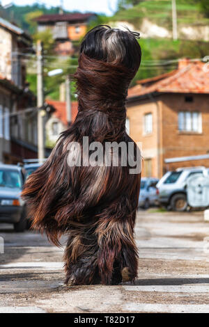 Eleshnitsa, Bulgarien - 28 April 2019: Derzeit von Nationalen Festival Ostern, stellt Traditionen des bulgarischen Kuker Spiele. Stockfoto