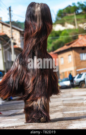 Eleshnitsa, Bulgarien - 28 April 2019: Derzeit von Nationalen Festival Ostern, stellt Traditionen des bulgarischen Kuker Spiele. Stockfoto