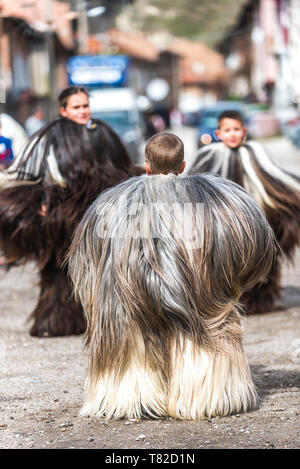 Eleshnitsa, Bulgarien - 28 April 2019: Derzeit von Nationalen Festival Ostern, stellt Traditionen des bulgarischen Kuker Spiele. Stockfoto