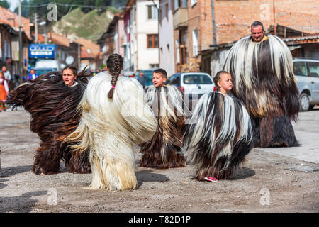 Eleshnitsa, Bulgarien - 28 April 2019: Derzeit von Nationalen Festival Ostern, stellt Traditionen des bulgarischen Kuker Spiele. Stockfoto