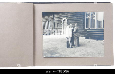 Hermann Göring - ein Fotoalbum von offiziellen Mussolinis Besuch in Carinhall Large Format Photo Album (34 x 24 cm) mit braunen Leder mit Gold - geprägter 'MUSSOLINI BEI GÖRING IN KARINHALL", "28. SEPTEMBER 1937' und 'BILDBERICHT VON CARLO CARLETTI'. Album besteht aus 18 17 x 23 cm schwarz-weiß Fotos. Fotos sind von einem beiläufigen/informellen Stil und verfügen über Hermann Göring, Emma Göring, Mussolini, Graf Ciano, Achille Starace, Luftwaffe Generäle Milch, Stumpf, und Bodenschatz, Paul Schmidt, SS-General Dietrich, und mehr. Aus dem Besitz eines amerikanischen Offiziers der 101 A, Editorial-Use - Nur Stockfoto