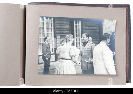 Hermann Göring - ein Fotoalbum von offiziellen Mussolinis Besuch in Carinhall Large Format Photo Album (34 x 24 cm) mit braunen Leder mit Gold - geprägter 'MUSSOLINI BEI GÖRING IN KARINHALL", "28. SEPTEMBER 1937' und 'BILDBERICHT VON CARLO CARLETTI'. Album besteht aus 18 17 x 23 cm schwarz-weiß Fotos. Fotos sind von einem beiläufigen/informellen Stil und verfügen über Hermann Göring, Emma Göring, Mussolini, Graf Ciano, Achille Starace, Luftwaffe Generäle Milch, Stumpf, und Bodenschatz, Paul Schmidt, SS-General Dietrich, und mehr. Aus dem Besitz eines amerikanischen Offiziers der 101 A, Editorial-Use - Nur Stockfoto