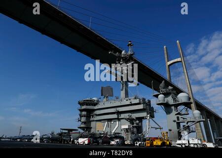 190509-N-FK 070-1099 SUEZ KANAL (9. Mai 2019) Der Nimitz-Klasse Flugzeugträger USS Abraham Lincoln (CVN 72) Segeln unter der Peace Bridge, während im Transit durch den Suezkanal. Die Abraham Lincoln Carrier Strike Group (ABECSG) ist mit US Central Command Verantwortungsbereich eingesetzt, um amerikanische Kräfte und Interessen in der Region zu verteidigen. Mit Abraham Lincoln als Flaggschiff, bereitgestellt Streik Vermögenswerte des Konzerns gehören Personal, Schiffe und Flugzeuge von Carrier Strike Group 12 (CSG 12), Destroyer Squadron 2 (DESRON 2), USS Leyte Gulf (CG55) und Carrier Air Wing 7 (Cvw 7); sowie die spanische Marine Àlv Stockfoto