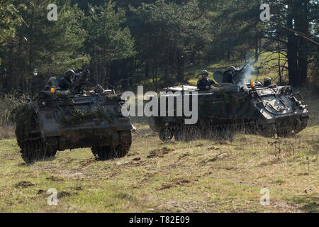 Soldaten vom 1.BATAILLON, 4 Infanterie Regiment als gegensätzliche Kräfte während der Übung Allied Geist X in Hohenfels, Deutschland, April 12, 2019. Übung Allied Geist X umfasst rund 5.600 Teilnehmer aus 15 Nationen, 30 März - 17. April 2019, bei der 7th Army Training Befehl Hohenfels Training Bereich im südöstlichen Deutschland. Allied Geist ist ein US-Army Europe, 7th Army Training Befehl durchgeführte multinationale Übung Serie zu entwickeln und zu verbessern die NATO und wichtiger Partner der Interoperabilität und die Bereitschaft über angegebenen warfighting Funktionen. Stockfoto