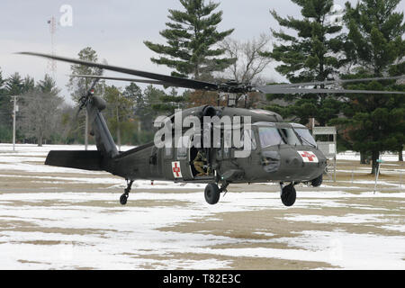 Blackhawk Hubschrauber bereitet sich in der Nähe von Medical Simulation Training Center 24. Februar 2016, Landung auf Fort McCoy, Wisconsin, USA Der Hubschrauber zugewiesen Ablösung 1, Firma B, 248. Aviation Support Battalion von West Bend, Wisconsin, USA, und seine Crew unterstützt Ausbildung für Hubschraubereinsätze Medevac gelehrt, in der Mitte. Mehr als 20 Armee Sanitäter nahmen an der Ausbildung. (US Armee-Foto von Scott T. Sturkol, Public Affairs Office Fort McCoy, Wisconsin, USA) Stockfoto