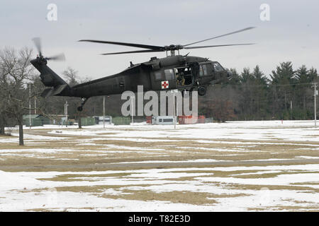 Blackhawk Hubschrauber bereitet sich in der Nähe von Medical Simulation Training Center 24. Februar 2016, Landung auf Fort McCoy, Wisconsin, USA Der Hubschrauber, zugewiesene Abteilung 1, Firma B, 248. Aviation Support Battalion von West Bend, Wisconsin, USA, und seine Crew unterstützt Ausbildung für Hubschrauber MedEvac Operationen lehrte an der Mitte. Mehr als 20 Armee Sanitäter nahmen an der Ausbildung. (US Armee-Foto von Scott T. Sturkol, Public Affairs Office Fort McCoy, Wisconsin, USA) Stockfoto