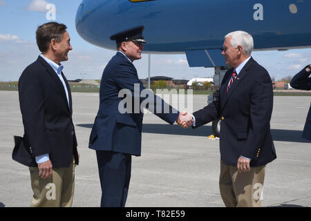 Us Vice President Mike Pence schüttelt Hände, als er von Brig begrüßt wird. Gen. Todd Branden, die North Dakota assistant Adjutant General für Luft, und der ehemalige US-Kongressabgeordneten Rick Berg, N.D., auf der Peterspfennig Ankunft am North Dakota Air National Guard Base, Fargo, N.D., 9. Mai 2019. (U.S. Air National Guard Foto von Chief Master Sgt. David H Lipp) Stockfoto