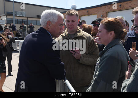 U.S. Vice President Mike Pence schüttelt Hände mit Staff Sgt. Michael Strege, als er Besuche mit Tech. Sgt. Maria Yurczyk während sein Weg entlang einer Linie von 119 Wing unit Mitglieder und Unterstützer bei der Ankunft am North Dakota Air National Guard Base, Fargo, N.D., 9. Mai 2019. (U.S. Air National Guard Foto von Chief Master Sgt. David H Lipp) Stockfoto