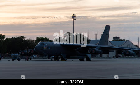 Die B-52H Stratofortress sitzt auf dem Flug Linie bereit, bevor ein Bomber Task Force Bereitstellung von Barksdale Air Force Base, La., 6. Mai 2019. Ein Bomber Task Force ist die Bereitstellung für den US Central Command Verantwortungsbereich, um amerikanische Kräfte und Interessen in der Region zu verteidigen. (U.S. Air Force Foto von Airman 1st Class Lillian Miller) Stockfoto