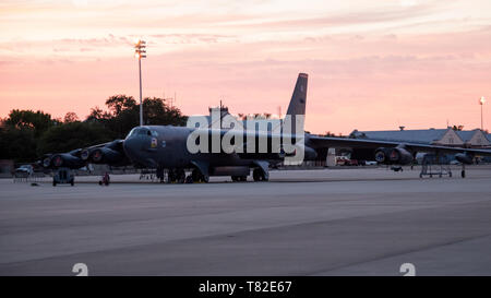 Die B-52H Stratofortress sitzt auf dem Flug Linie bereit, bevor ein Bomber Task Force Bereitstellung von Barksdale Air Force Base, La., 6. Mai 2019. Ein Bomber Task Force ist die Bereitstellung für den US Central Command Verantwortungsbereich, um amerikanische Kräfte und Interessen in der Region zu verteidigen. (U.S. Air Force Foto von Airman 1st Class Lillian Miller) Stockfoto