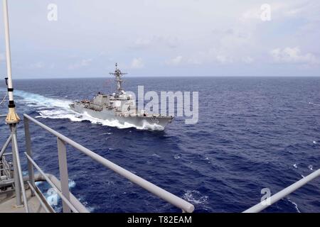 190508-N-WF 604-1036 SOUTH CHINA SEA (8. Mai 2019) - Lenkwaffen-zerstörer USS William S. Lawrence (DDG110) bereitet während der Nachschub neben den Lewis und Clark-Klasse Dry Cargo und Munition ship USNS Richard E. Byrd (T-AKE 4) ziehen-auf-See am 8. Mai. Military Sealift Command flotte Auffüllung Dry Cargo und Munition Schiffe bieten Unterstützung an Kunden über unterwegs und vertikale Nachschubs. (Foto von David Wyscaver) Stockfoto