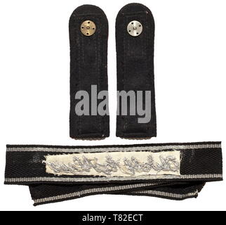 Eine Manschette Titel und ein paar Schulterklappen der 1. SS Panzer Division Leibstandarte "Adolf Hitler" für Offiziere. Die sleeveband mit Handbestickten silber Sütterlin script, nie benutzt, Länge ca. 48 cm. Inbegriffen ist ein paar Schulterklappen für eine Hauptsturmführer mit "Lah" Appliqué, Hintergrundmusik in Rosa, geloopt, nie verwendet. historischen, historische, 20. Jahrhundert, 1930S, 1940s, Waffen-SS, bewaffneten Division der SS, bewaffneten Service, Streitkräfte, NS, Nationalsozialismus, Nationalsozialismus, Drittes Reich, Deutsche Reich, Deutschland, Militär, Militaria, Utensilien, Ausrüstung, Geräte-, Objekt-, Objek, Editorial-Use - Nur Stockfoto