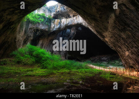 Devetashka Höhle, in der Nähe von Lowetsch, Bulgarien. Stockfoto