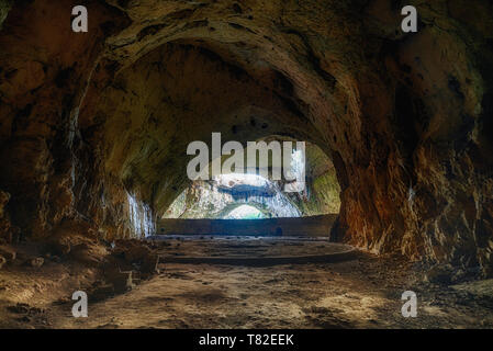 Devetashka Höhle, in der Nähe von Lowetsch, Bulgarien. Stockfoto