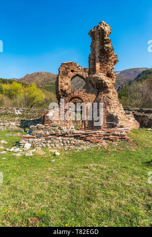 Die St. Ilia Kloster ist ein Ruinen einer befestigten Klosters mit einer beeindruckenden frühen christlichen Elenska Basilika. In der Nähe von pirdop Stadt in Bu entfernt Stockfoto