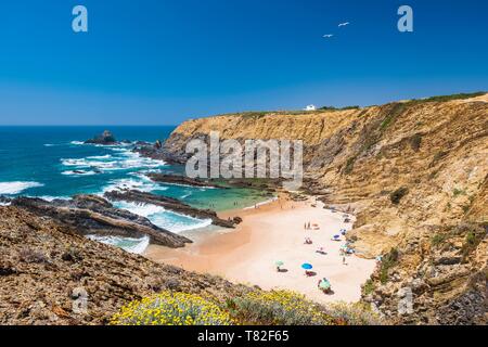 Portugal, Alentejo, im Südwesten von Alentejano und Costa Vicentina, die Wanderung Rota Vicentina Zwischen Odeceixe und Zambujeira do Mar auf die Fischer Trail, Praia dos Alteirinhos Stockfoto