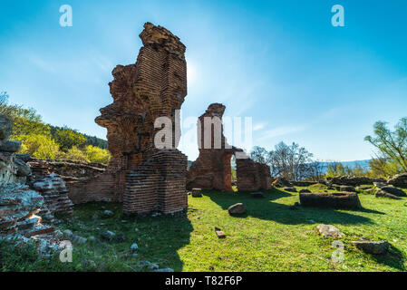 Die St. Ilia Kloster ist ein Ruinen einer befestigten Klosters mit einer beeindruckenden frühen christlichen Elenska Basilika. In der Nähe von pirdop Stadt in Bu entfernt Stockfoto