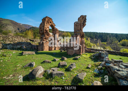 Die St. Ilia Kloster ist ein Ruinen einer befestigten Klosters mit einer beeindruckenden frühen christlichen Elenska Basilika. In der Nähe von pirdop Stadt in Bu entfernt Stockfoto