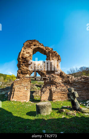 Die St. Ilia Kloster ist ein Ruinen einer befestigten Klosters mit einer beeindruckenden frühen christlichen Elenska Basilika. In der Nähe von pirdop Stadt in Bu entfernt Stockfoto