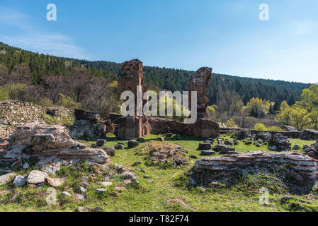 Die St. Ilia Kloster ist ein Ruinen einer befestigten Klosters mit einer beeindruckenden frühen christlichen Elenska Basilika. In der Nähe von pirdop Stadt in Bu entfernt Stockfoto