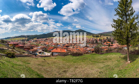 Panoramablick über Koprivshtitsa Stadt in Bulgarien Stockfoto