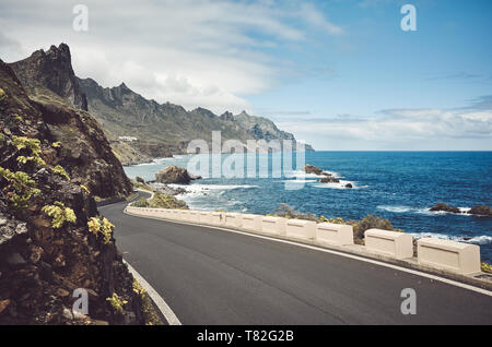 Scenic Ocean Road, die von den Klippen der den Berg Macizo de Anaga Gebirge, Farbe Tonen angewendet, Teneriffa, Spanien. Stockfoto