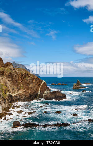 Den Berg Macizo de Anaga Gebirge malerischen Klippen an der Atlantik Küste von Teneriffa, Spanien. Stockfoto