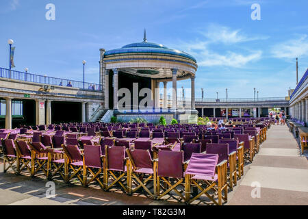 Eastbourne, Sussex, UK - August 1, 2018: Die berühmten Art-deco-musikpavillon in Eastbourne, Sussex. Eine sonnige Sommer am Nachmittag mit Menschen entspannend Ich Stockfoto