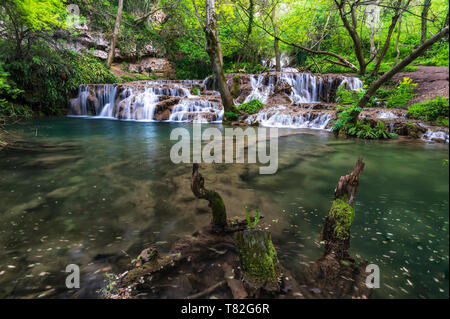 Krushuna Wasserfälle sind eine Reihe von Wasserfällen im Norden von Bulgarien, in der Nähe von lowetsch Stadt Stockfoto