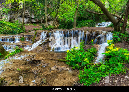 Krushuna Wasserfälle sind eine Reihe von Wasserfällen im Norden von Bulgarien, in der Nähe von lowetsch Stadt Stockfoto