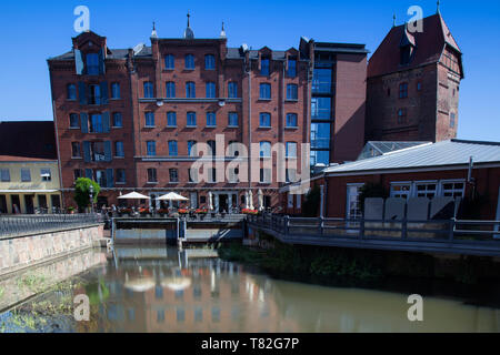 Altstadt Lüneburg im Hotel Bergström, bei der alten Mühle Abstmill auf der Ilmenau, im Hintergrund die St. Michaeliskirche, Lüneburg, Deutschland Stockfoto