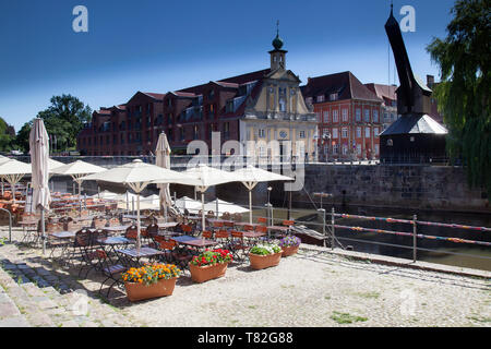 Altstadt Lüneburg auf der Ilmenau, im Hintergrund die alte Kran im Hafen von Lüneburg, Lüneburg Stockfoto