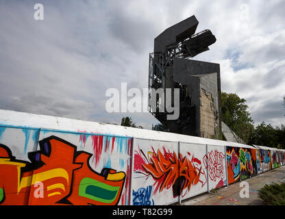 Graffiti außerhalb des ruinierten "1300 Jahre Bulgarien" Denkmal vor dem Nationalen Palast erbaut und ist heute abgerissen Stockfoto