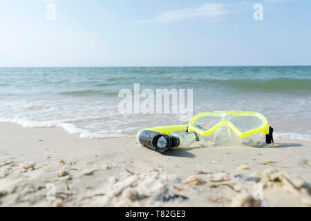 Tauchausrüstung auf weißen Sandstrand im Meer Stockfoto
