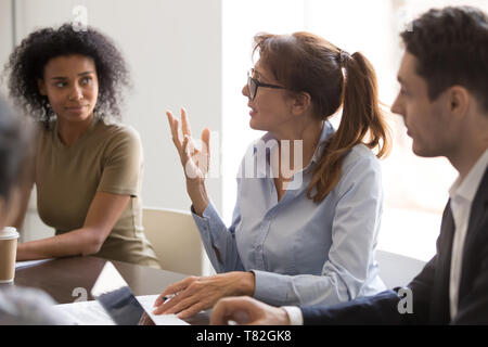 Diverse Kollegen Ideen diskutieren Briefing Stockfoto