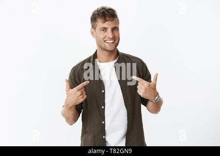 Sie brauchen mich. Portrait von Selbst - zufrieden und confdent gut aussehende charismatische Mann bewerben für Job auf sich selbst stolz zeigen und versichert, lächelnd Stockfoto