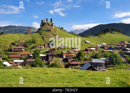 Georgien, Kachetien, Tuscheti Nationalpark, Omalo, die Festung von Keselo in Zemo (oben) Omalo diente als Zuflucht für Einheimische in Kriegszeiten, mittelalterliche Türme Stockfoto