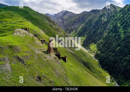 Georgien, Kachetien, Tuscheti Nationalpark, alasani River Tal in den Bergen von Pirikiti, Bergdorf Kvavlo über Dartlo (Luftbild) Stockfoto