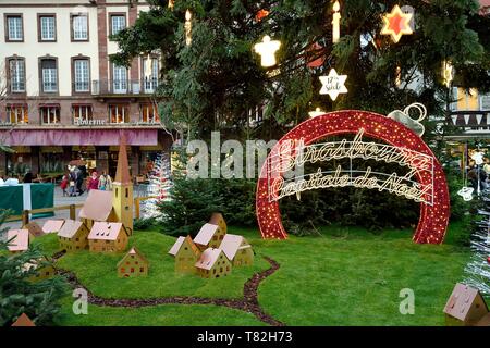 Frankreich, Bas Rhin, Straßburg, Altstadt zum Weltkulturerbe der UNESCO, am Fuß des Grand Weihnachtsbaum der Place Kléber Stockfoto