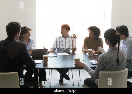Diverse Mitarbeiter verhandeln Brainstorming in Konferenzraum Stockfoto