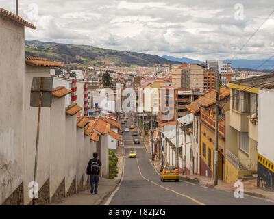 Tunja, Kolumbien - Mai 02, 2016: Steile und schmale Straße von der kleinen Stadt. Südamerika. Stockfoto